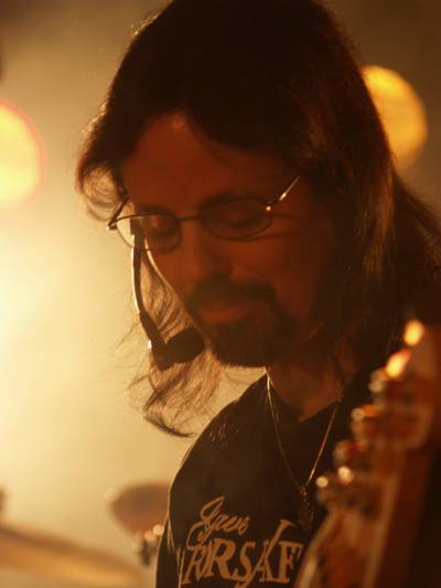 <b>Steve Rowe</b> (geboren januari 1965) is de oprichter, bassist en zanger van de <b>...</b> - Steve_Rowe_-13270_c887